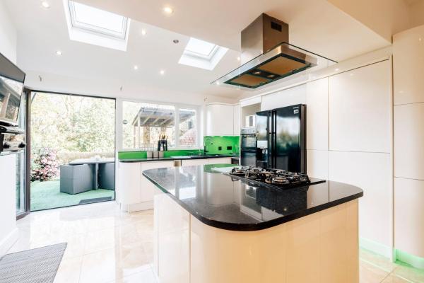 Luxury Unique Townhouse with Hottub & Pizza Oven, Foglalás Villa Bolton Greater Manchester