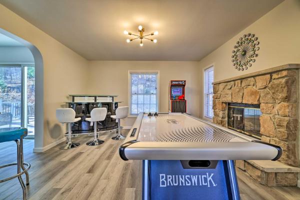 Movie Room, Hot Tub Pocono Vacation Rental!, Foglalás Nyaraló East Stroudsburg Alpine Mountain