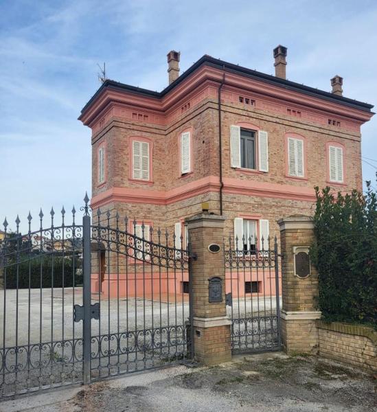 Villa Livia, Foglalás  Fermo szállodák medencével, Uszoda