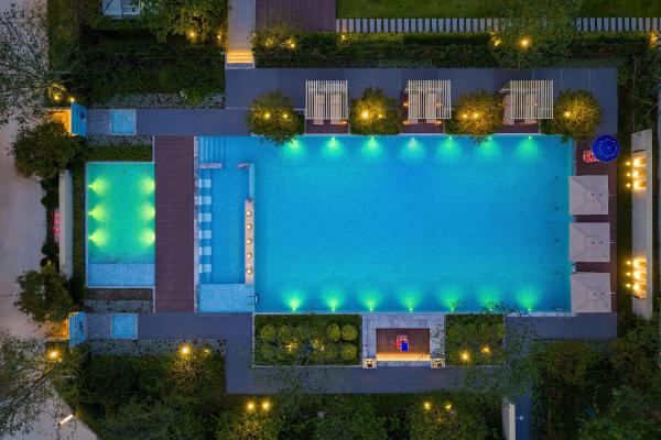 Zhangjiajie SANHE Hotel-Tea Ceremony, Tea Tour, Free pick up service more than 2 nights,Free Shuttle Service to East Gate of Forest Park, Free Welcome Tea, Free folk costume experience,English Customer Service, Foglalás  Hunan szállodák medencével, Uszoda