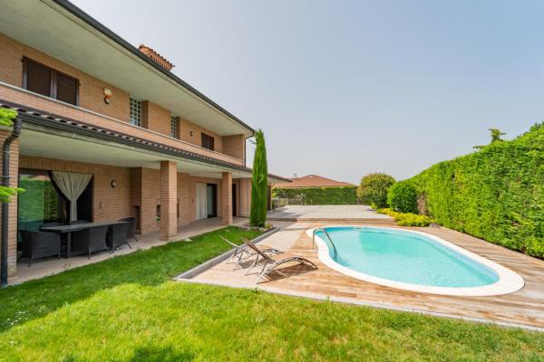 Luxury Villa with Swimming Pool, Foglalás  Villafalletto Piemont