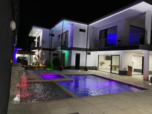 Chalet El Pilar Bacelona Quindio, Foglalás Faház / Chalet Santander szállodák medencével, Uszoda