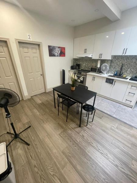 King-Queen Walk-in Residence - Walk to CN TOWER,SUBWAY,CONCERTS,PUBS,PARKING, Foglalás  Toronto 