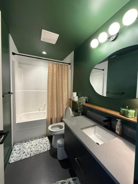 Stylish Condo, Riverview, Downtown East Village, Mins to Stampede, Saddledome, Foglalás  Calgary Calgary Region