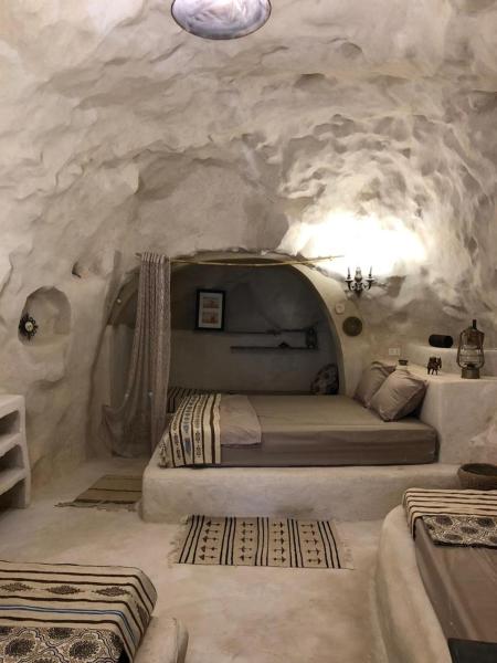 échappée troglodyte unique, Foglalás  Tūjān Gabes