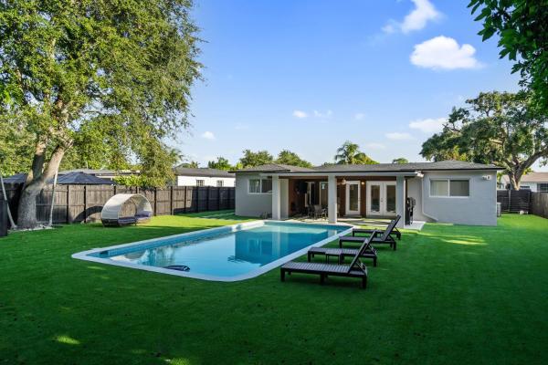 Tropical 4BR Villa with Pool, BBQ & Mini Golf Fun, Foglalás  Gold Coast Heliport Florida