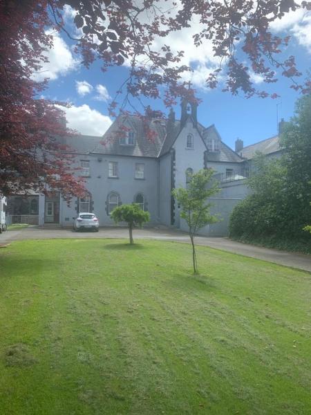 Presentation Convent, Foglalás  Mooncoin Village 