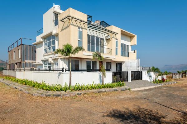 ELIVAAS White House 4-BHK Villa with Panoramic Hill Views, Glass Room, Outdoor Pool & Dam nearby, Foglalás  Igatpuri 
