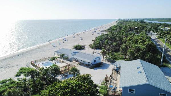 Seafarer Beach Resort - Ocean View with a Pool on the Beach, Foglalás  Englewood Florida