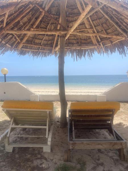 Dada Suites De Luxe Ocean Beachfront B&B, Foglalás  Coast Region szállodák medencével, Uszoda