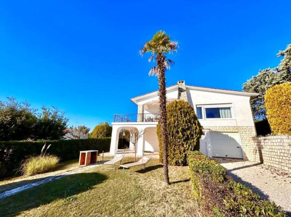Villa Edith - stupenda villa con terrazzo vista mare e spiaggia inclusa, Foglalás  Numana 