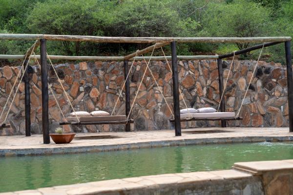Nasuulu Lodge, Foglalás  Isiolo szállodák medencével, Uszoda